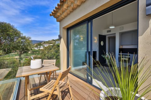 Terrace with dining area. 
Non-contractual photo