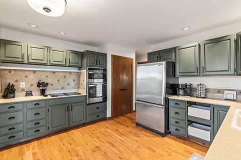 Lots of elbow room in the kitchen!