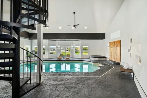 Pool room & hot tub