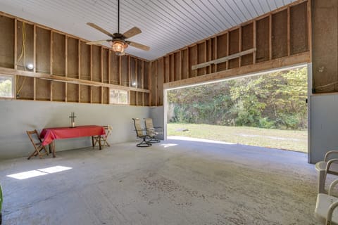 Parking | Garage (1 Vehicle) | Driveway (6 Vehicles) | RV/Trailer Parking