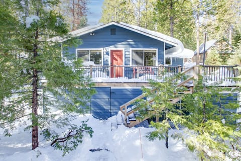 Charming and quiet cabin walking distance to the lake and Village restaurants.