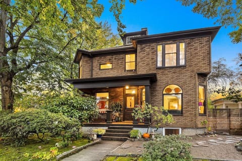 Welcome to the Pine Mansion, a centrally located historic treasure near downtown. Immerse yourself in its unique charm, adorned with artistically curated artifacts and collectibles.