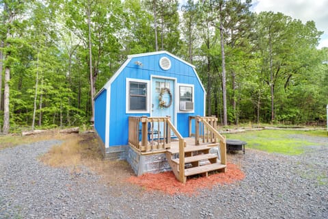 Higden Vacation Rental | Studio | 1BA | Stairs to Enter | 240 Sq Ft