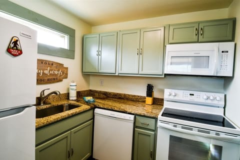 Copper Duck cottage- kitchen with new appliances and granite countertops
