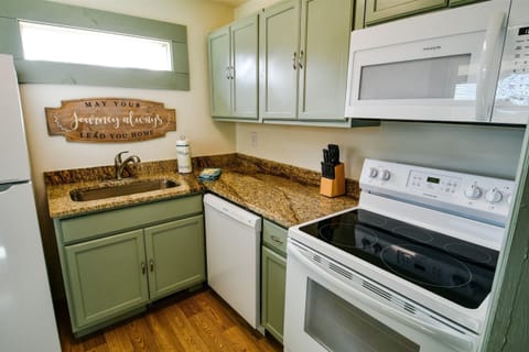 Copper Duck cottage-kitchen with new appliances and granite countertops