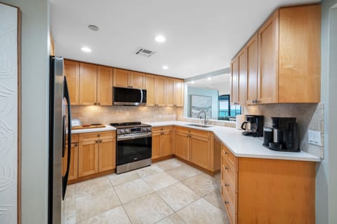 Equipped with fridge, stove, microwave, and coffee maker—perfect for home-cooked meals.