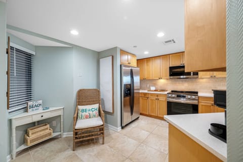 Equipped with fridge, stove, microwave, and coffee maker.