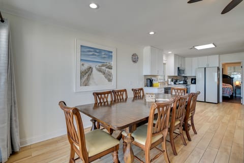 Dining Area | Dishware & Flatware Provided | Central A/C & Heating