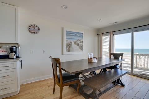 Dining Area | Dishware & Flatware Provided | Central A/C & Heating