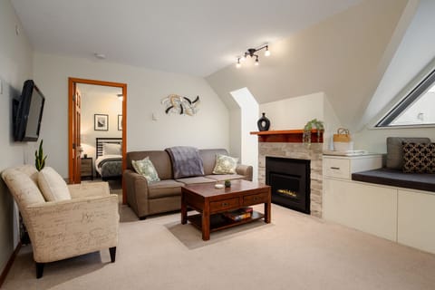 Welcome to #614 Marquise! A cosy condo in the heart of the Benchlands