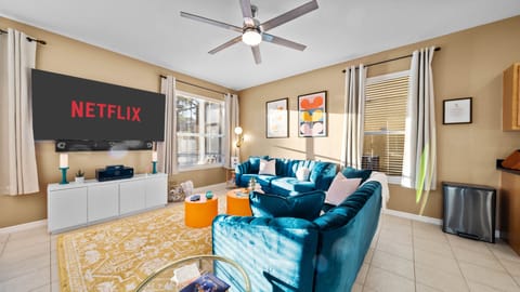 Living room with TV with Netflix
