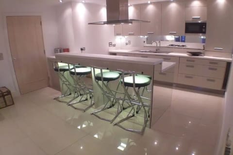 Kitchen area with breakfast bar. 