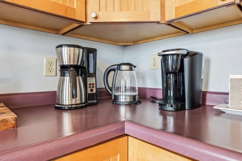 Coffee bar with drip and Keurig coffee maker