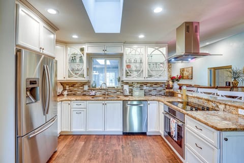 Kitchen | Equipped w/ Cooking Basics | 4-Person Breakfast Bar