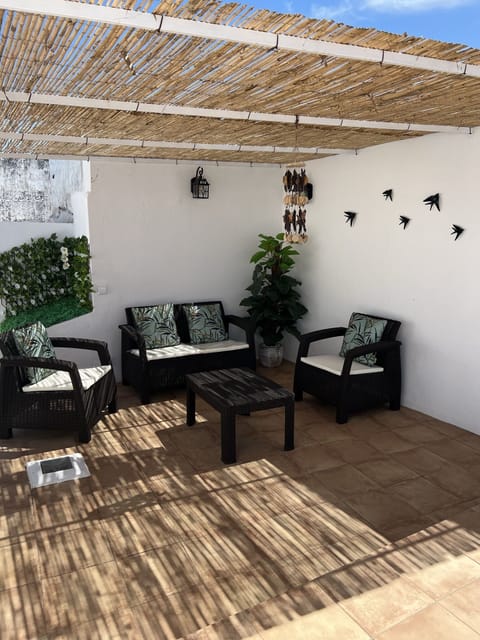 Terraço muito espaçoso, convidativo. Mobiliário de exterior e espreguiçadeiras.