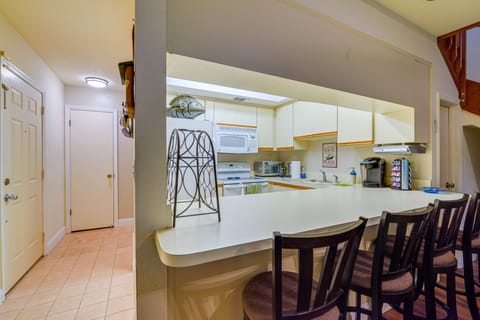 Dining | Breakfast Bar | Dishware & Flatware Provided