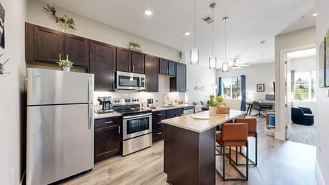 Fully Stocked Eat-in Kitchen, Filtered Water, Coffee (single, carafe,French pr)