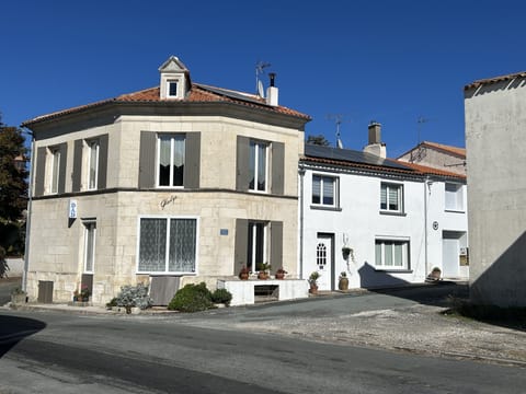 Gîte Chez Gladys - opposite the church in the heart of the village