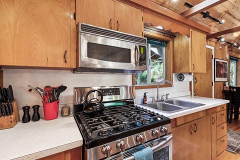Full-sized oven and stovetop for any meal