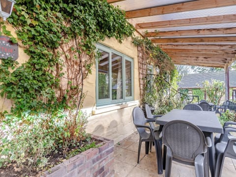 Outdoor eating area | Brongwyn Cottages- Primrose Cottage - Brongwyn Cottages, Penparc, near Cardigan