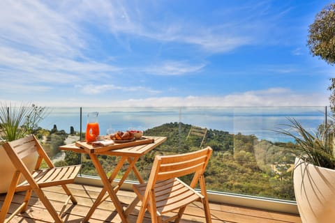 Terrace with dining area. 
Non-contractual photo