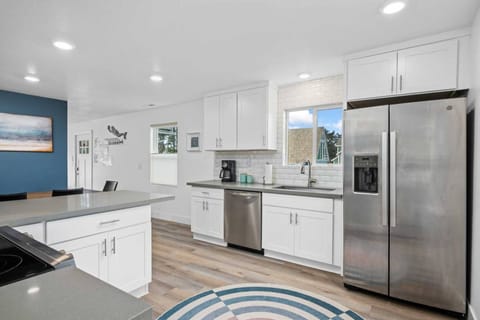 Cook delicious meals for breakfast, lunch, and dinner in this fully equipped kitchen. We suggest grabbing some seafood from a local market.