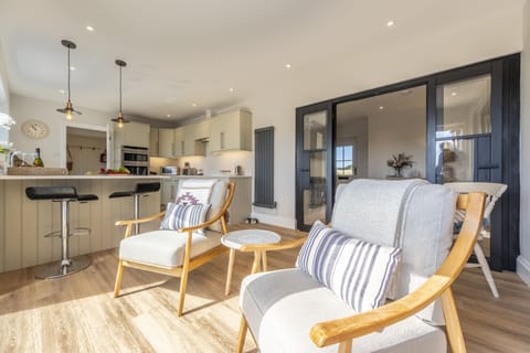 Ground floor: Arriving in the kitchen