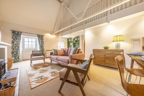 Water Mill House, Burnham Overy Staithe: The sitting/dining room is light and bright
