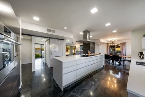 Stunning, fully-equipped chef`s kitchen