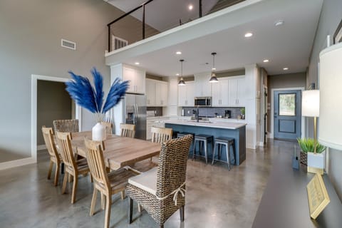 Dining Area | Dining Table | Dishware/Flatware | Breakfast Bar