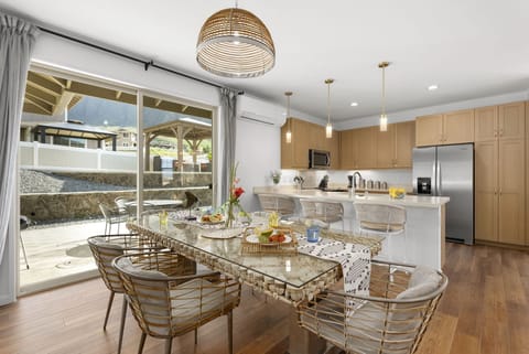 Dining area with seating for 6.