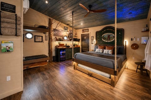 19TH HOLE TREE FORT TREEHOUSE - SLEEPS 6 - MOUNTAIN VIEW - SANCTUARY TREEHOUSE RESORT IN THE SMOKY MOUNTAINS