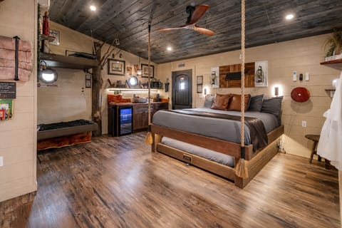 GOOD OLE ROCKY TOP TREE FORT TREEHOUSE - SANCTUARY TREEHOUSE RESORT - SLEEPS 6 - WOODED VIEW