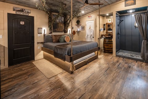 MORNING WOOD TREE FORT TREEHOUSE - SANCTUARY TREEHOUSE RESORT - SLEEPS 6 - WOODED VIEW