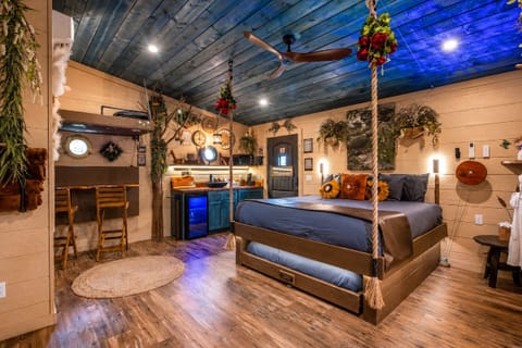 AMONG THE WILDFLOWERS TREE FORT TREEHOUSE - SANCTUARY TREEHOUSE RESORT - SLEEPS 6 - WOODED VIEW