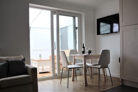 Open Plan Kitchen siting dining area
