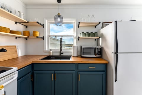 Fully stocked kitchen with all of the essentials you need