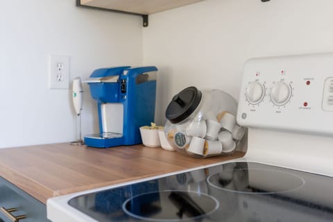 Keurig coffee machine with coffee pods, cream & sugar