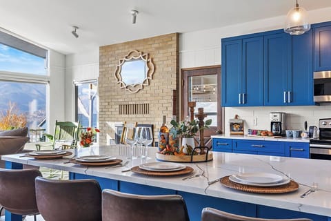 Kitchen island seats 4, and provides guests with great views and plenty of space to cook, bake & entertain!
