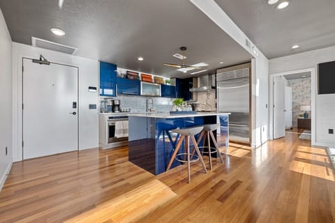 Kitchen & Breakfast Counter