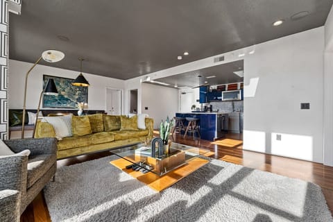 Living Room - Seats 5+