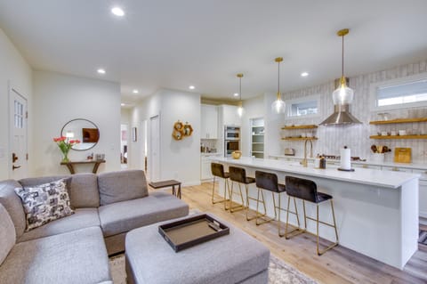 Kirkland Vacation Rental | 2BR | 2BA | Step-Free Access | 900 Sq Ft