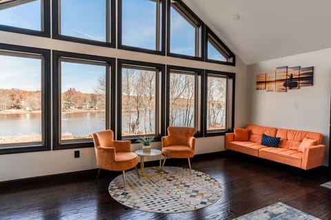 ★☆Master Bedroom Suite☆★ Kick back in your 2nd floor king master suite with your favorite book or drink and take in the amazing lake view!