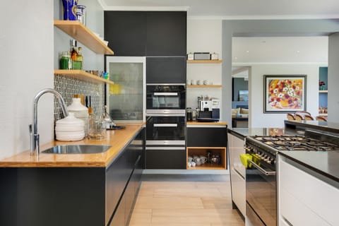 Fully kitted kitchen with gas hob.