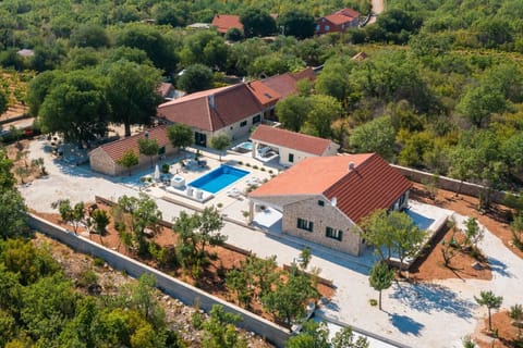 3 Living areas, Heated Private Pool, Hot-tub, Finnish Sauna, Billiards, Table tennis, several outdoor dining areas 