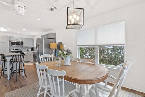 Your Relaxing Beach Getaway, Hot Tub, Fire Pit, Golf