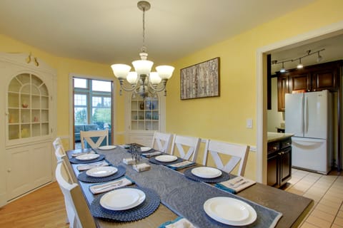 Dining Area | Dishware/Flatware Provided