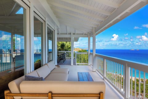 Air-conditioned, ocean-view lounge with HD-TV, DVD player, Dish Network and Canal Satellite, iPad and Sonos surround sound system (indoor and outdoor), ceiling fan, telephone and Wifi. 