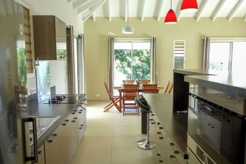 Fully equipped kitchen, fridge, freezer, oven, microwave, dishwasher, gas cooker, Nespresso machine, coffee machine, blender, air conditioning.