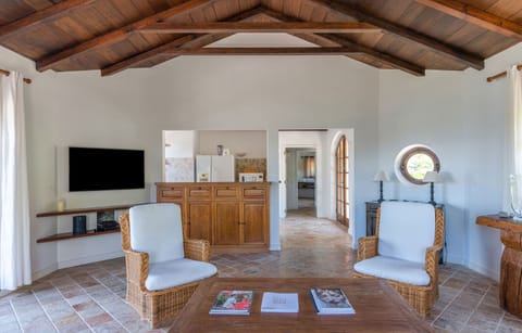 Air conditioning, HD-TV, Dish network, ceiling fan. Opens onto the terrace, Ocean view.  